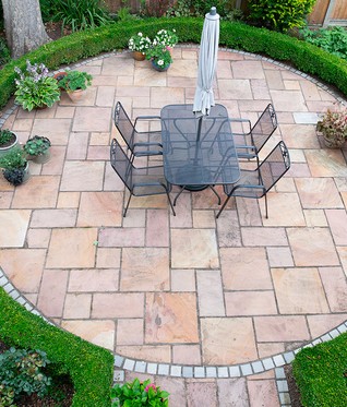 DIY : comment poser des dalles de jardin sur terre ?