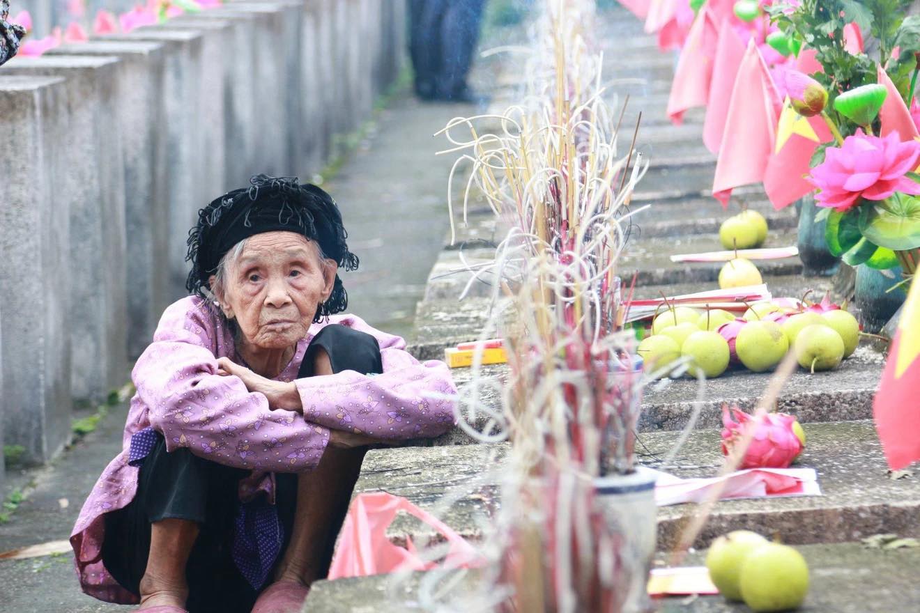 NGƯỜI MẸ LIỆT SĨ.jpg